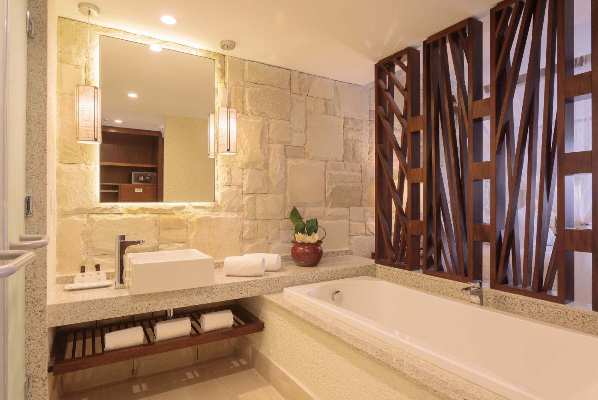 Master Suite with Spa Bath and Hot Tub (Two Double Beds)
